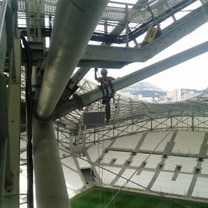 Pose de poulies de la spidercam pour le match OM-PSG au stade vélodrome à Marseille